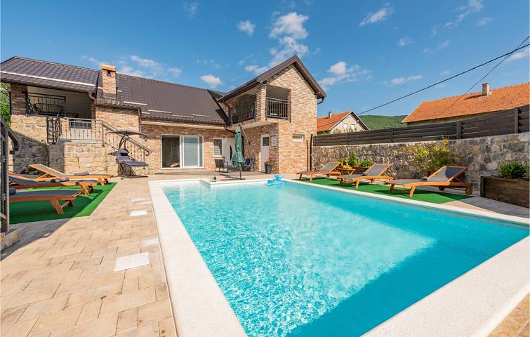 Ganze Ferienwohnung, Gemütliches Apartment mit Pool, Terrasse und Parkplatz in Gračac, Zadar