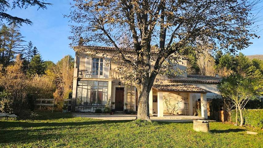 Villa pour 8 personnes, avec piscine ainsi que jardin et vue, animaux acceptés