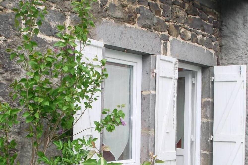 Maison avec jardin dans parc des Volcans in Saint-Genès-Champanelle, Parc naturel régional des Volcans d'Auvergne