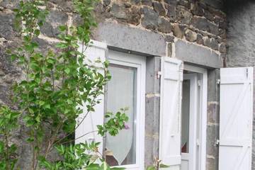 Location de vacances pour 2 personnes, avec jardin à Saint-Genès-Champanelle