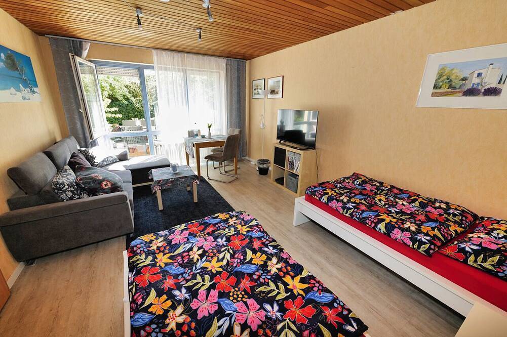 Ganze Wohnung, Blaues Doppelzimmer, 25 qm, mit Gemeinschaftsbad und Terrasse in Hofheim, Main-Taunus-Kreis