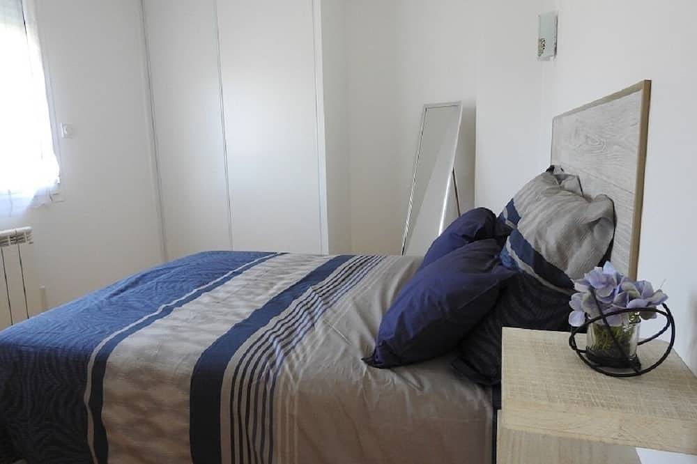 Entire apartment, Apartment located on the ground floor of a small residence with four in Jonzac, Jonzac region