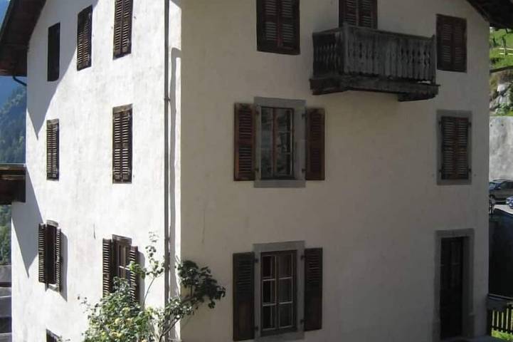 Location de vacances pour 12 personnes, avec piscine ainsi que jardin et balcon, animaux acceptés à Salvan - 3