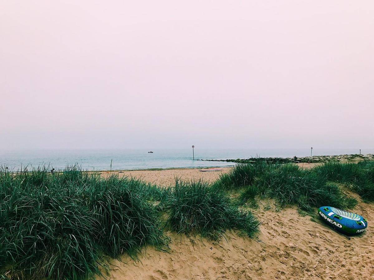 Stargazing Beach Hut on Mudeford Sandbank with wake up sea views in Bournemouth, South West England