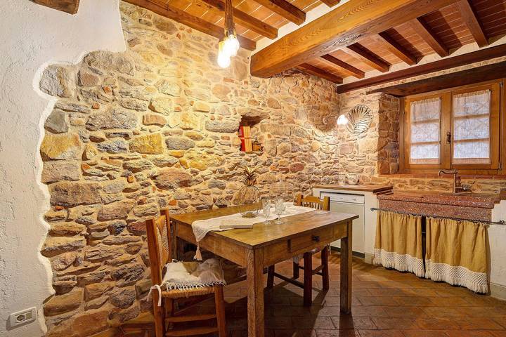 Entire studio, Studio Apartment 'Il Nido Di Delia' with Shared Pool, Private Terrace and Wi-Fi in Buti, Pisa Province