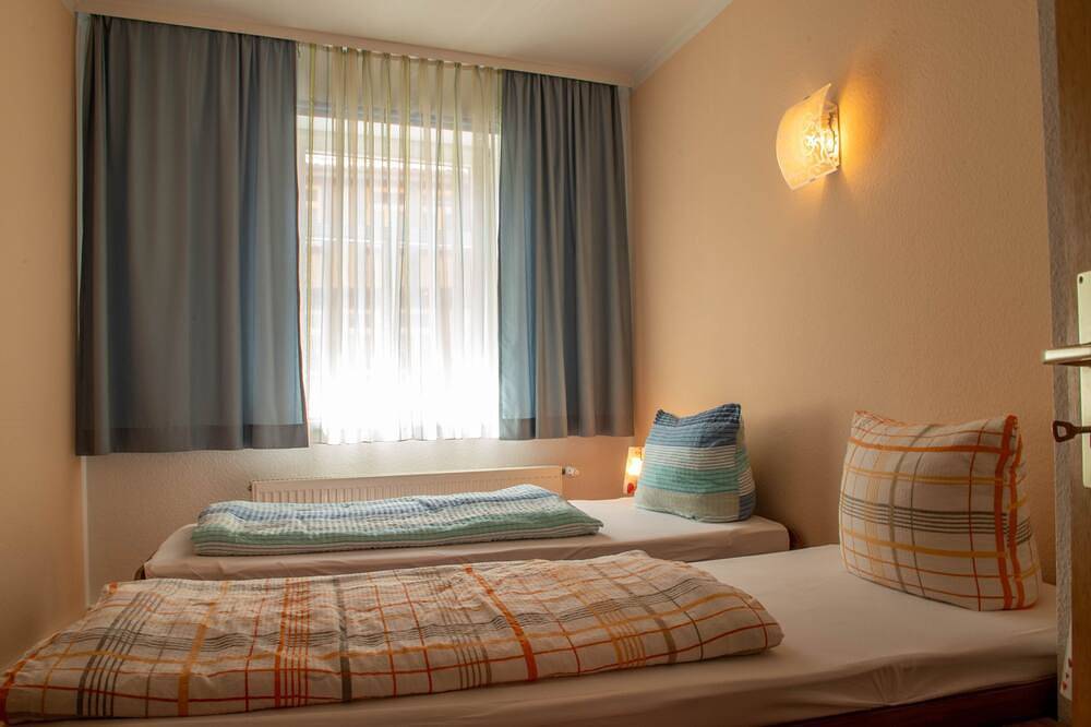 Ganze Wohnung, Ferienwohnung am Fuße des Schlosses - Fh/Fewo max 4 Erw.+1 Kind(3Jahre),Balkon in Wernigerode, Harzvorland
