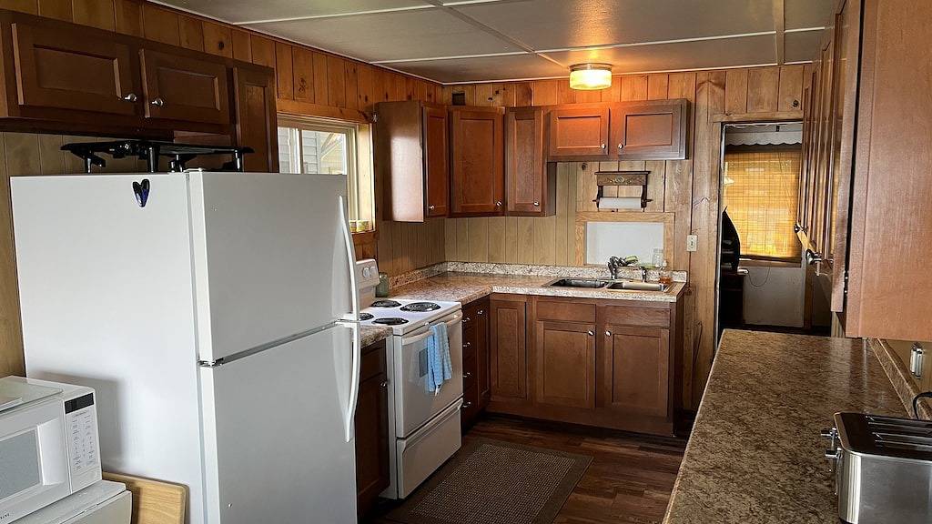 Classic Lake Sallie Hideaway with Wonderful Sunset Views in Becker County