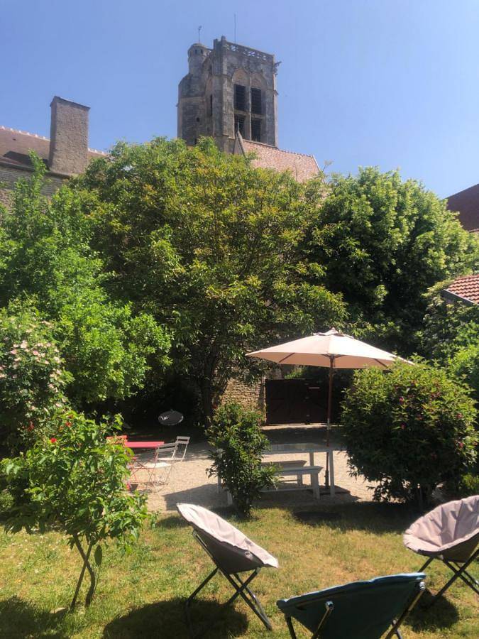 Location de vacances pour 10 personnes, avec vue et jardin, animaux acceptés à Noyers - 2