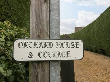 Log Cabin for 4 People in The Cotswolds, South West England, Photo 3
