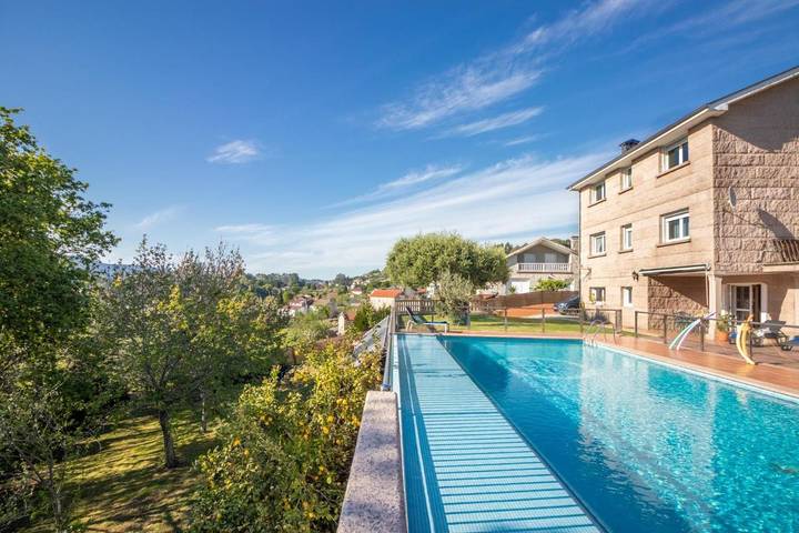 Location de vacances pour 12 personnes, avec vue ainsi que jardin et piscine, animaux acceptés à Pontevedra - 4