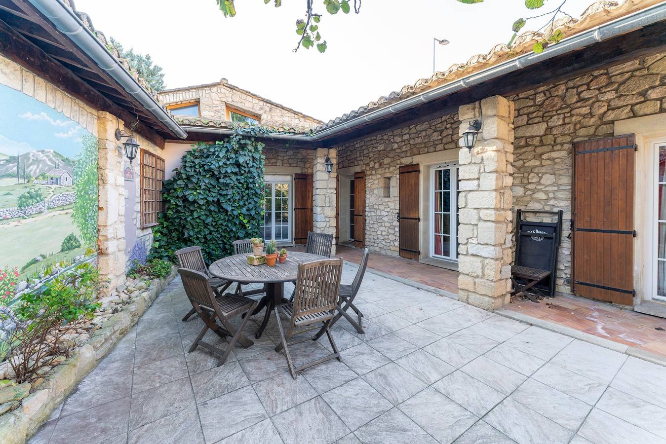 Ferienhaus 'Le Patio' mit Gemeinschaftspool, privater Terrasse und Wi-Fi in Velleron, Vaucluse