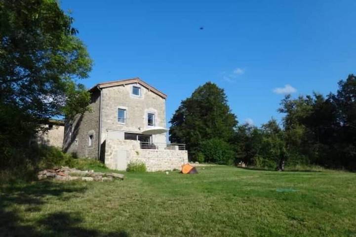 Gîte pour 6 personnes, avec terrasse et jardin à Saint-Victor-Montvianeix