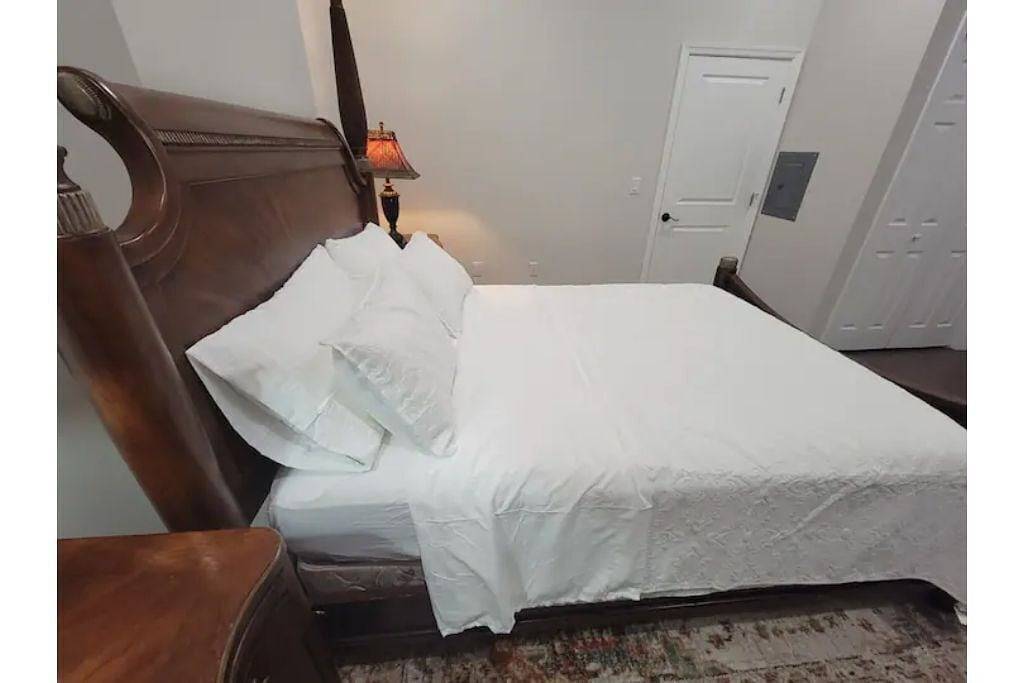 Ganze Wohnung, The Monrow Brownstone! in West New York, Hudson County