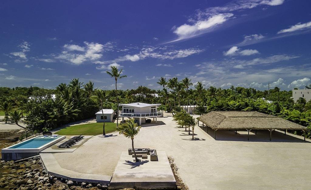 Sandy Beach Pool, Bikes, Kayaks, Ev charger in Upper Matecumbe Key, Islamorada