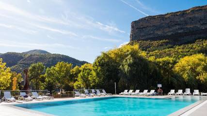 Station pour 3 personnes, avec sauna et vue ainsi que jardin et piscine à Rémuzat