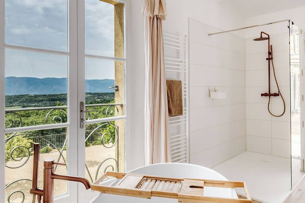 Beautiful Provencal Bastide - panoramic view of the Luberon - heated pool in Viens, Regionaler Naturpark Luberon