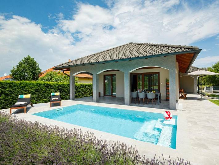 Villa für 6 Personen, mit Terrasse und Garten sowie Pool in Ungarn