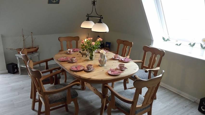 Ganze Wohnung, Wohnung im 1ten Og, mit Kamin und Balkon. 6 Schlafkojen im urigen Dachgeschoss. in Stinteck, Westerdeichstrich