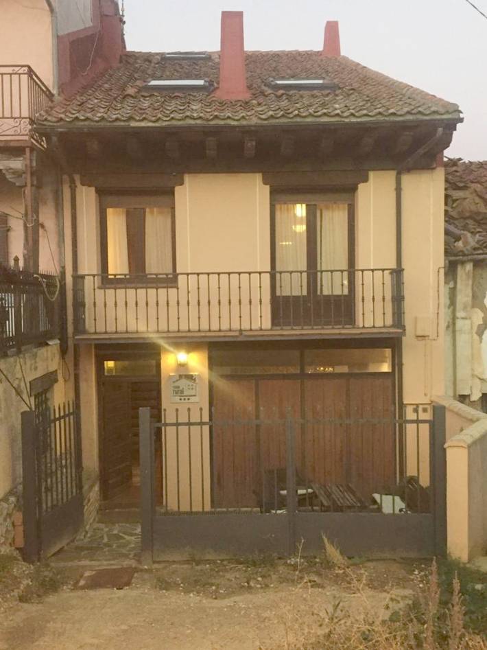 Casa rural para 8 personas, con Balcón además de Terraza y Jardín en Riaza