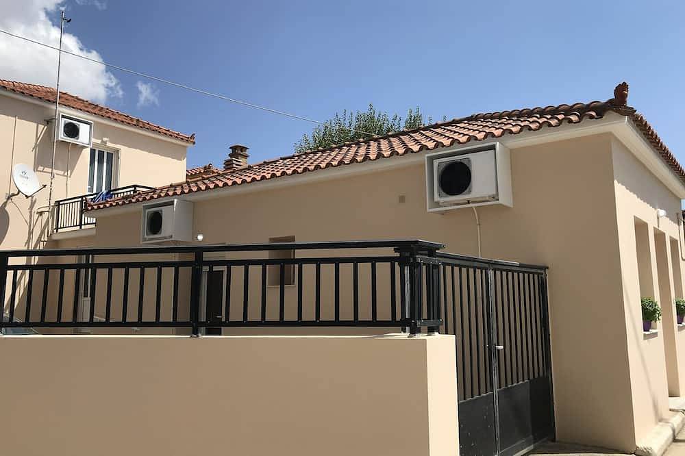 Legacy House at the Square, Beaches /Boat excursions 5-25 min away in Limnos