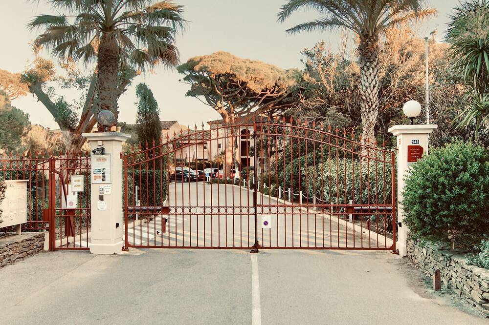 Ganze Wohnung, Hyères - Presqu'ile de Giens - Strand von La Badine - Klimatisiertes Studio.-wifi in Hyeres, Parc national Port-Cros