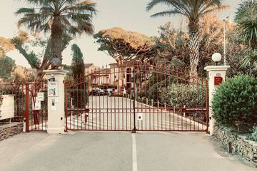 Gîte pour 4 personnes, avec piscine ainsi que jardin et balcon dans Plage La Badine