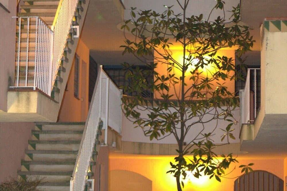 Entire apartment, Apartment with terrace close to shops and the beach in Empuriabrava, Upper Empordà