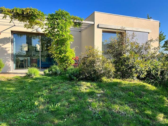 Location de vacances pour 2 personnes, avec jardin ainsi que piscine et vue à Vallérargues