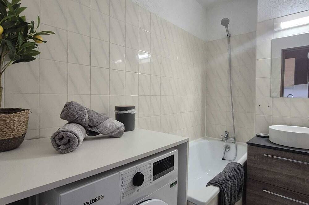 Apartamento entero, T2 with terrace, swimming pool and parking - Ideal for curists and holidaymakers in Balaruc-les-Bains, Côte d'Améthyste