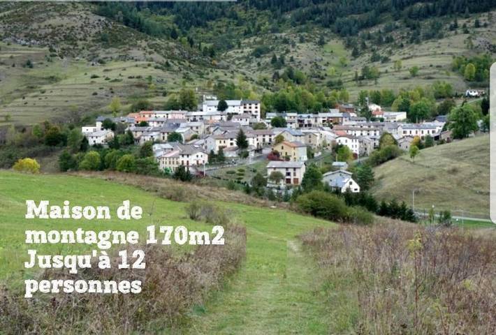 Gîte pour 12 personnes, avec vue ainsi que balcon et jardin, animaux acceptés à Comus (Aude)