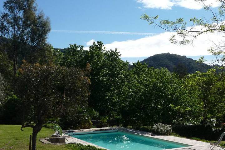 Gîte pour 2 personnes, avec Terrasse ainsi que Jardin et Piscine à Pont-de-Labeaume