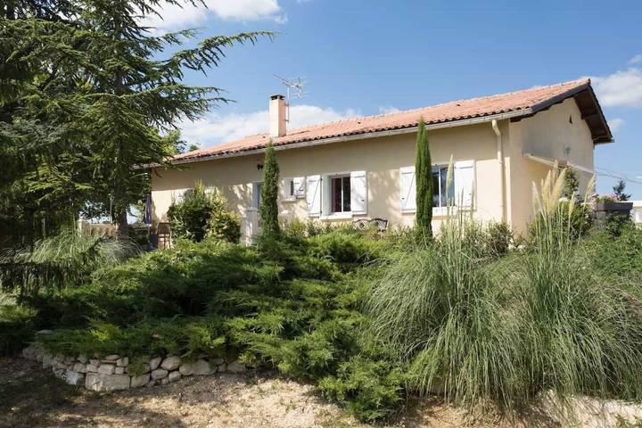 Gîte pour 6 personnes, avec Terrasse ainsi que Jardin et Piscine à Loubers