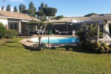 Gîte pour 8 personnes, avec terrasse ainsi que piscine et jardin à Cénac