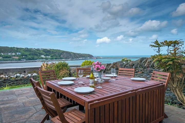 Cottage for 10 people, with garden, with pets in Fishguard