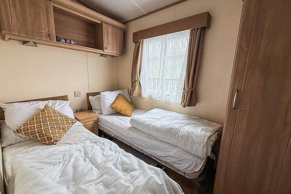 Brilliant 6 berth caravan for hire with decking by the Norfolk Coast in California (Great Yarmouth), Great Yarmouth