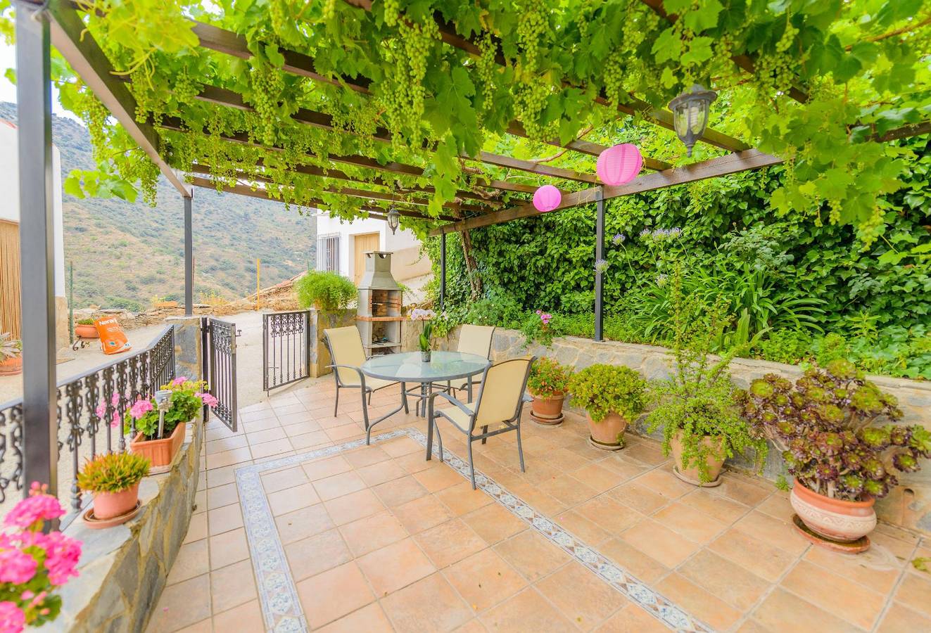 Oasis Laroya: Piscina, terraza, WiFi y aire acondicionado in Laroya, Provincia De Almería