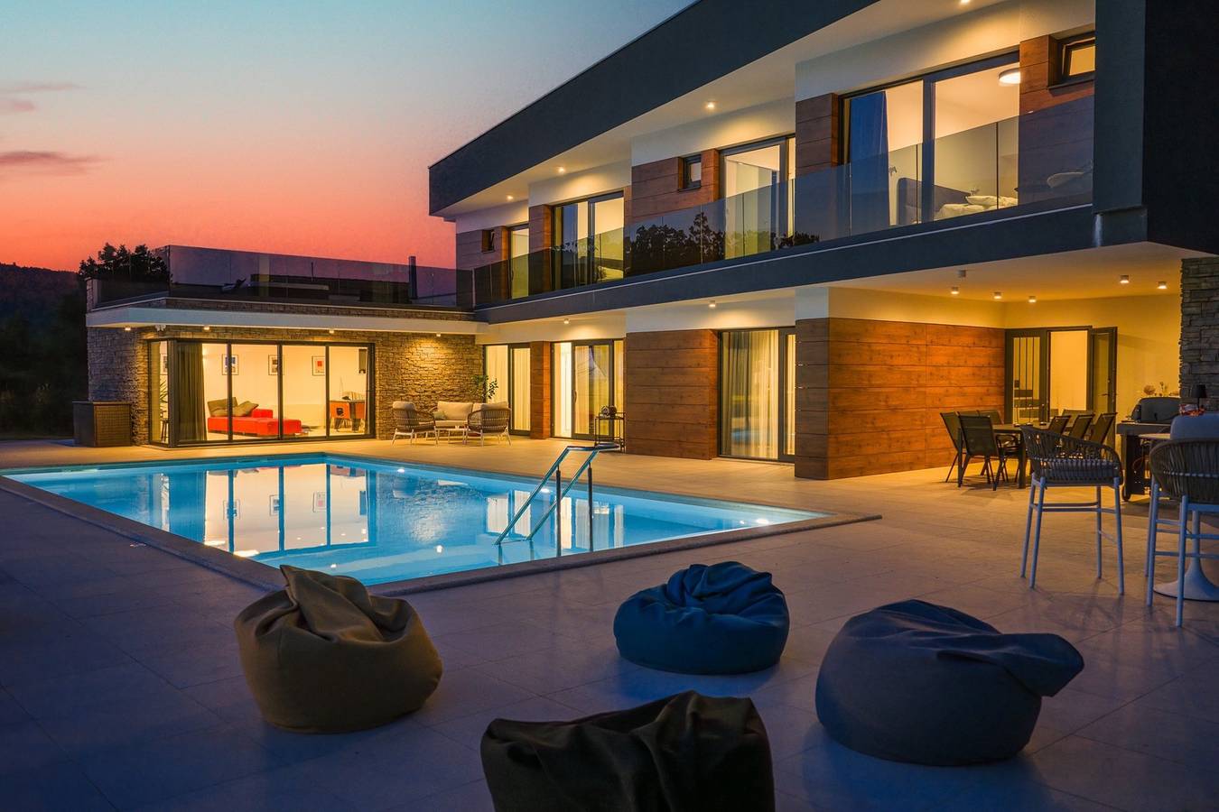 Villa Nella Foresta mit privatem 66 m2 großem beheiztem Pool, Whirlpool, Tennisplatz, Fitnessraum, Billard, 4 Schlafzimmern mit Bad in Sinj, Dalmatinisches Zagora
