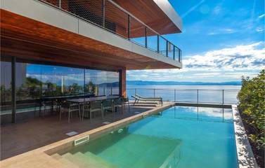 Gîte pour 12 personnes, avec jacuzzi ainsi que piscine et sauna dans Mošćenice