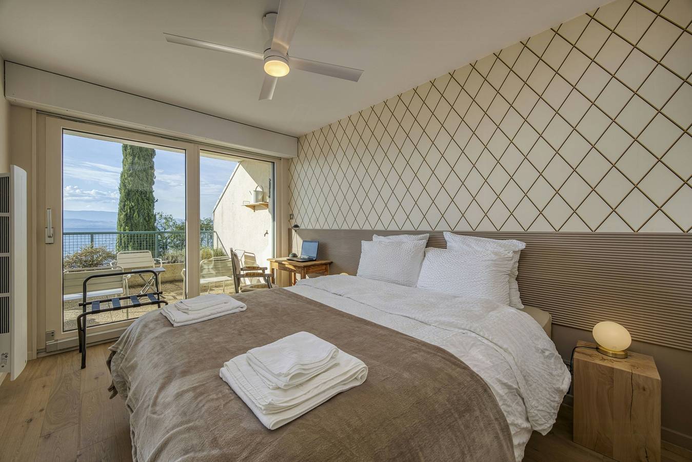 Entire apartment, Art apartment on Lake Geneva in Anthy-sur-Léman, Thonon-les-Bains region
