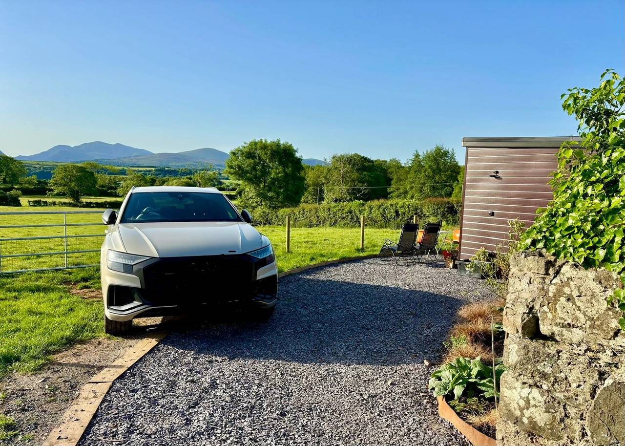 Hot Tub Getaway, Snowdon Views, Peaceful Stay in Isle of Anglesey