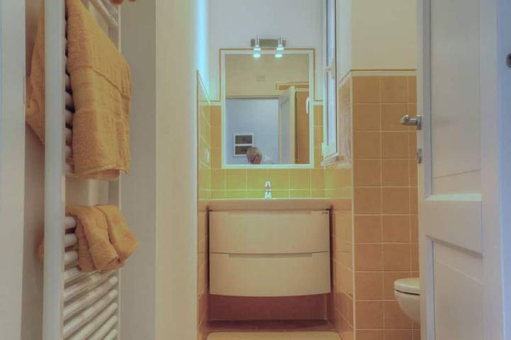 Appartamento intero, Appartamento in villa, fronte mare, 4 posti letto, wifi,  parcheggio privato in Alassio, Riviera di Ponente