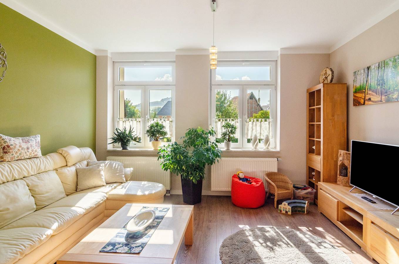 Ganze Wohnung, Ferienwohnung Theo im Ferienhaus "Alte Schule" mit Bergblick, Gemeinschaftsterrasse und Wi-Fi in Region Eichsfeld