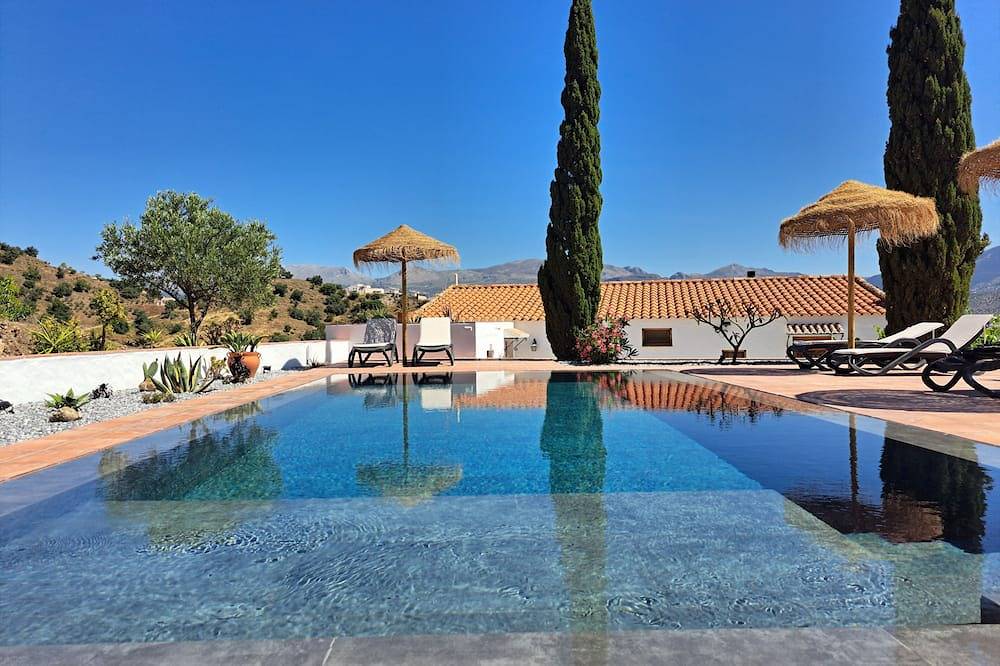 Villa with private pool, 10 people, 5 bathrooms in Viñuela, Málaga Provinz