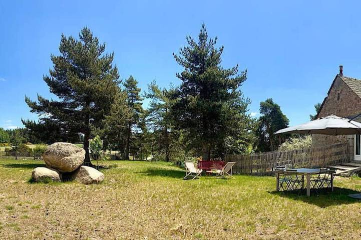 Location de vacances pour 8 personnes, avec jardin à Saint-Sauveur-de-Peyre