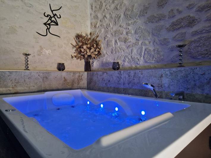 Cottage pour 2 personnes, avec jacuzzi et jardin à Cubnezais