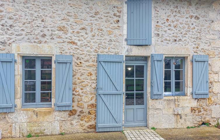 Location de vacances pour 8 personnes, avec jardin et terrasse à Rougnac