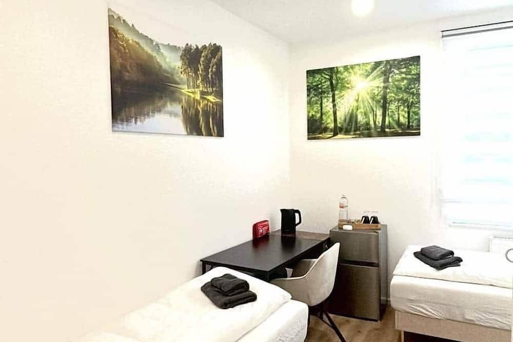 Twin room with | 2 single beds & desk room :12 in Wuppertal, Bergisch region