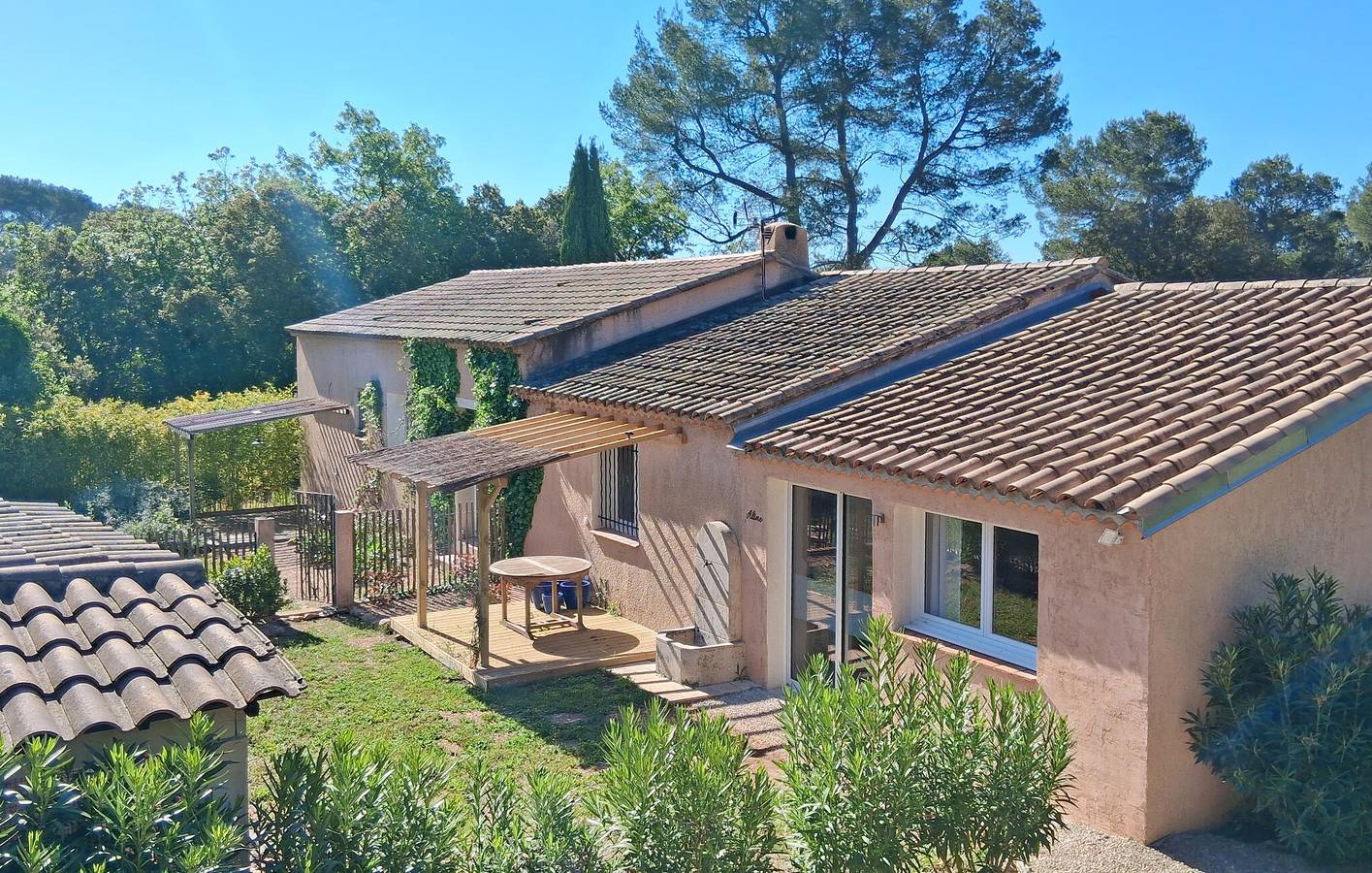 Acogedor apartamento con piscina y aparcamiento, cerca del centro de la ciudad y del río. in Besse-sur-Issole, Región Brignoles