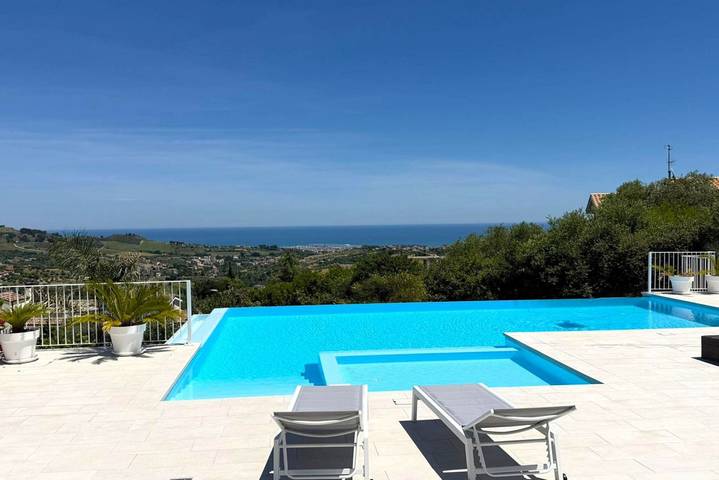 Ferienhaus für 10 Personen, mit Balkon/Terrasse und Garten sowie Pool in Acquaviva Picena