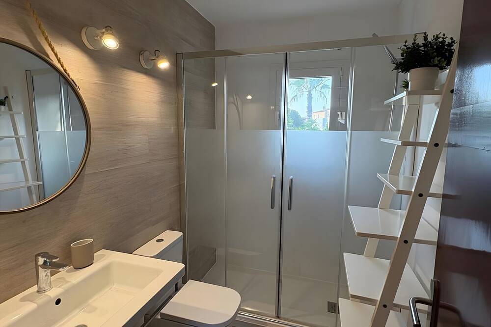 Entire apartment, Apartment 'On the Beach with Pool' with Shared Pool, Wi-Fi, and Air Conditioning in Son Xoriguer, Ciutadella